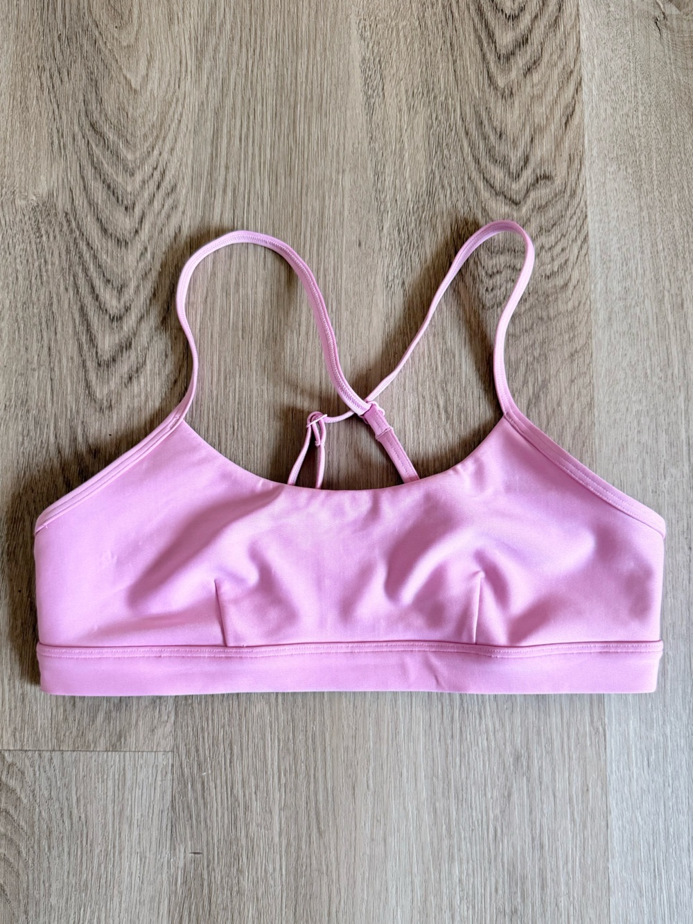 alo yoga - intrigue bra - pink